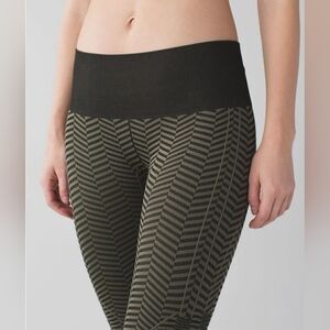 🌟Like New!🌟 Lulu Sz 8 In the Flow Crop ll 3/4 Length Leggings; Black & Green